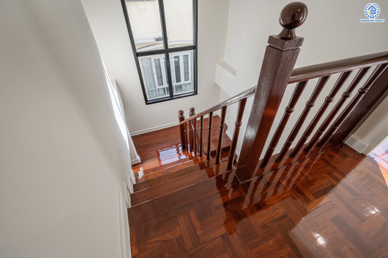 บ้านมือสองตกแต่งใหม่ แบรนด์ Q.House โครงการ ลัดดารมย์ ปิ่นเกล้า เนื้อที่ 53.1 ตร.ว. พื้นที่ใช้สอย 211.5 ตร.ม. ฟังก์ชันจัดเต็ม 3 ห้องนอน 2 ห้องน้ำ จอดรถได้ 2 คัน บนทำเลศักยภาพ ใกล้เซ็นทรัลเวสต์เกต, วงเวียนพระราม5, ทางด่วน "กาญจนาภิเษก" และรถไฟฟ้า "สถานีตลาดบางใหญ่"